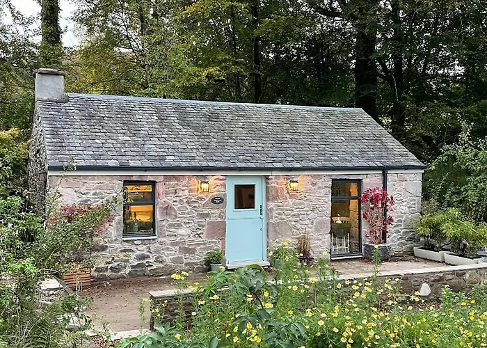 Charming Stone Bothy At Loch Lomond