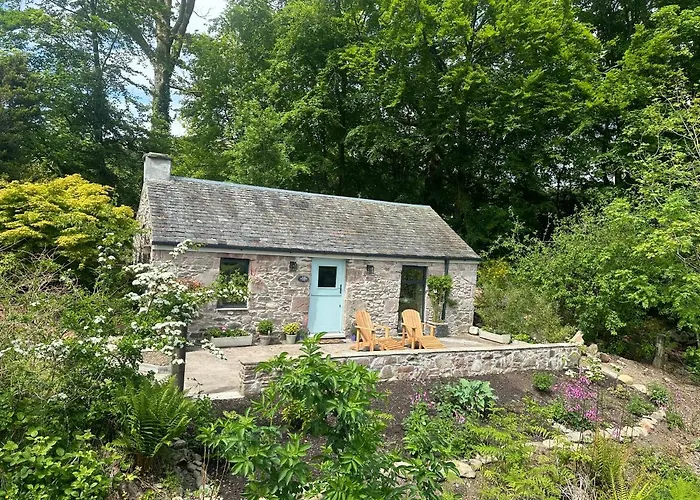 Charming Stone Bothy At Loch Lomond