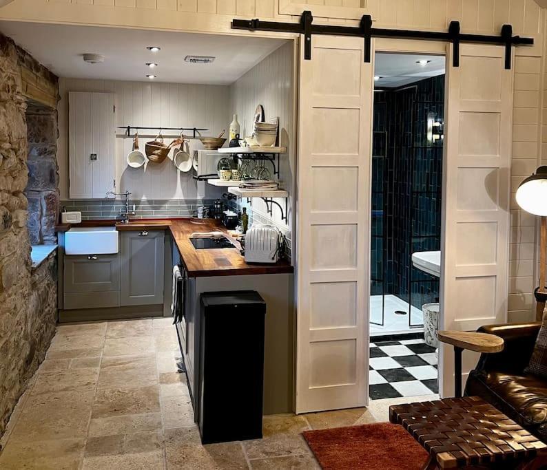 Charming Stone Bothy At Loch Lomond