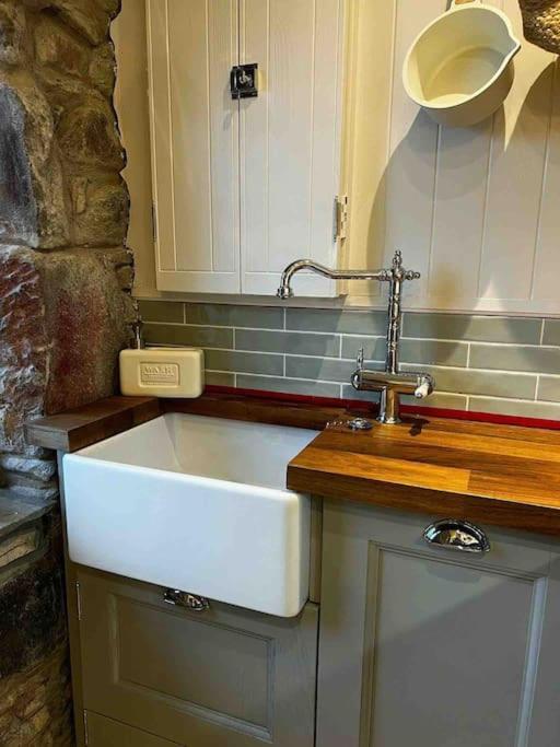 Charming Stone Bothy At Loch Lomond Holiday home