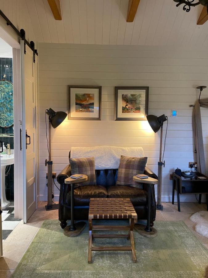 Charming Stone Bothy At Loch Lomond